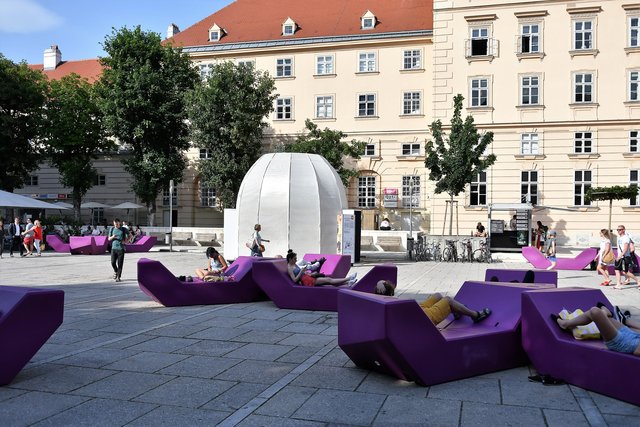 Drei Meter hoch ist das Kunstwerk "Airship.01".