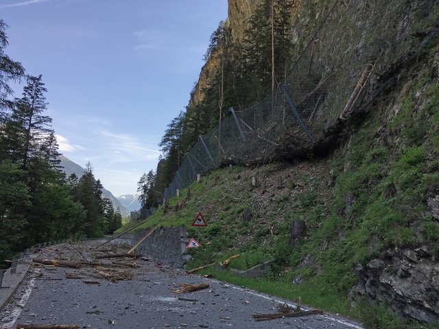 Die Arbeiten an der B 180 gehen planmäßig voran. Sehr viel Schadholz wurde oberhalb der Reschenstraße abgeräumt und ist erwartungsgemäß in den Schutznetzen und auf der Fahrbahn gelandet.