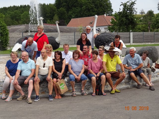 Die Chormitglieder besuchten den Straußenhof Ebner in Winklarn.