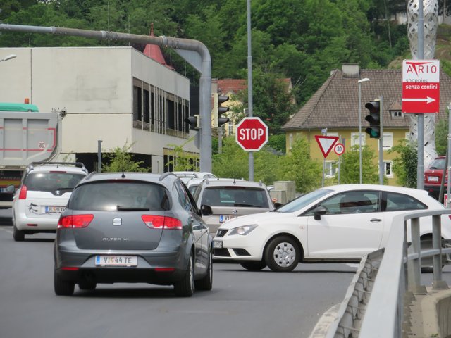 Der Strau versperrt auch in der Folge die Kreuzung Auenweg/Triglavstraße!