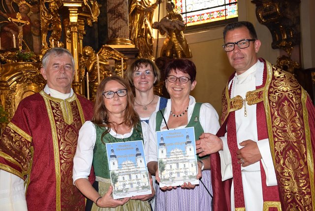 Das „Vitus-Kreuz“ für Ursula Götz und Karin Ringert – überreicht von Pfarrer Robert Strohmaier, Diakon Johann Pock und PGR Maria Tschiggerl.