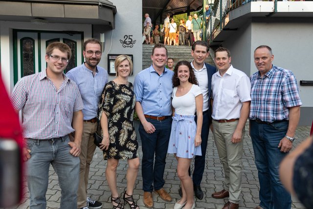 Sebastian Kurz mit dem Team der Volkspartei Wilhelmsburg. | Foto: ÖVP