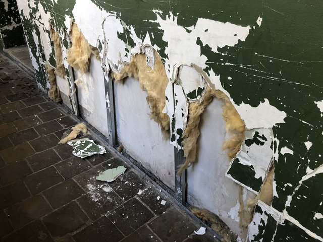 Bröcklige Fassaden findet man im gesamten Stiegenhaus.