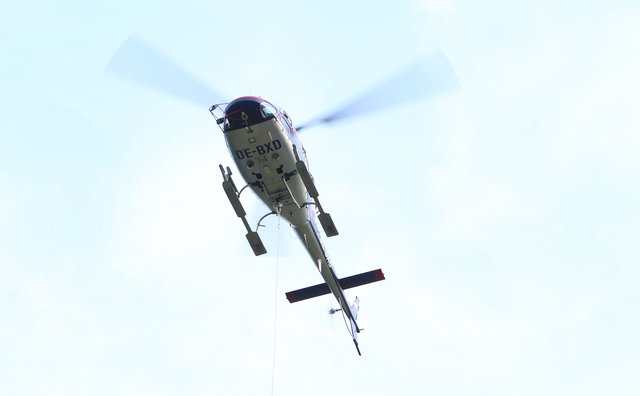 Die beiden Wanderer wurden mit dem variablen Tau unverletzt aus dem alpinen Gelände gerettet.