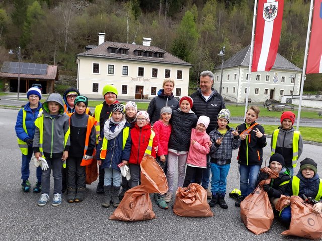 Bürgermeister Klaus Drießler bedankte sich herzlich bei den Kindern, den Lehr- und Begleitpersonen und verteilte als Belohnung Eis und Wurstsemmeln.