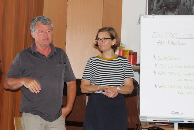 FoodCoop-Initiator Thomas Rilk mit Nina Chladek-Danklmaier von der Agenda Neubau beim ersten Meeting.