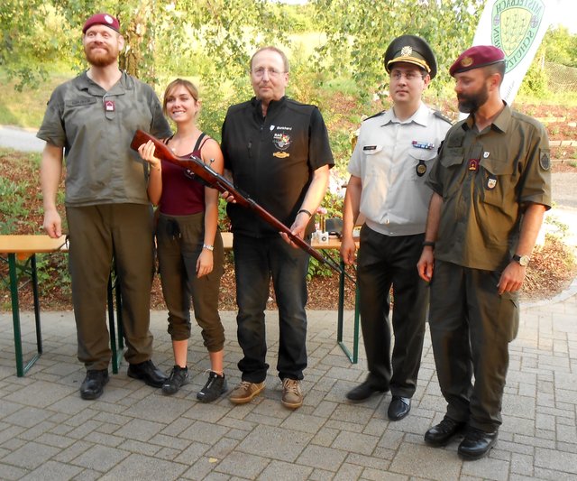 Foto 3: Rüdiger Gruber, Danielle Valkyrie, Burkhard Sandner als Gewinner eines Mosin- Nagant, Hauptpreis gesponsert von der Firma Kettner aus Zistersdorf, Verteidigungsattaché Andriy Tkachuk, Major Dominik Scholz