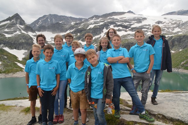 "Gletscherbeben": Die Musi'Kids mit ihrem musikalischen Leiter Martin Voithofer (li. hinten) gaben ein Konzert beim Weißsee.