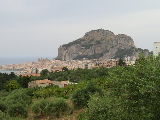 11.06.2019 Kathedrale von Cefalu vor dem Felsen, der ihr im Hintergrund Deckung gibt