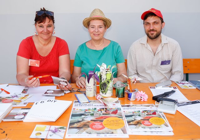 Stuwertrubel: Auch Bezirksvorsteherin Uschi Lichtenegger (Grüne, Mitte) ließ sich einen Besuch am Vorgartenmarkt nicht entgehen. | Foto: Foto Fally