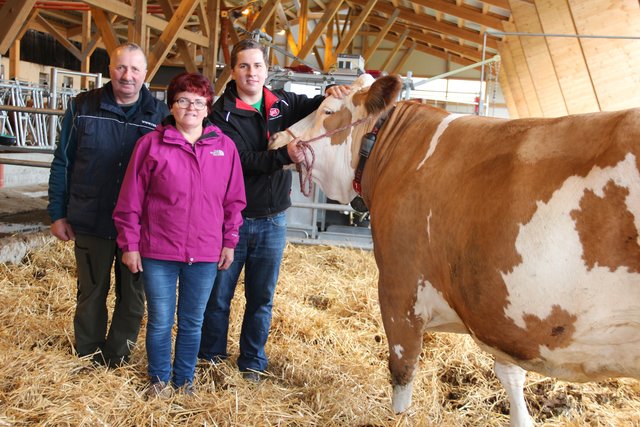Josef, Rosa und Markus Gruber in ihrem neuen, hochmodernen Tierwohlstall 4.0.