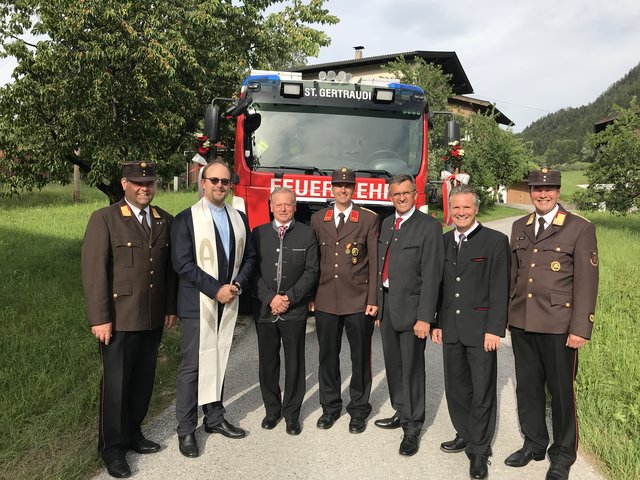 BFI Stefan Winkler, Pfarrer Erwin Mayer, Bgm. Johann Thaler, FF-Kdt. Helmut Gschösser, LAbg. Alois Margreiter und BFKdt Hannes Mayer (v.l.). | Foto: Reiter