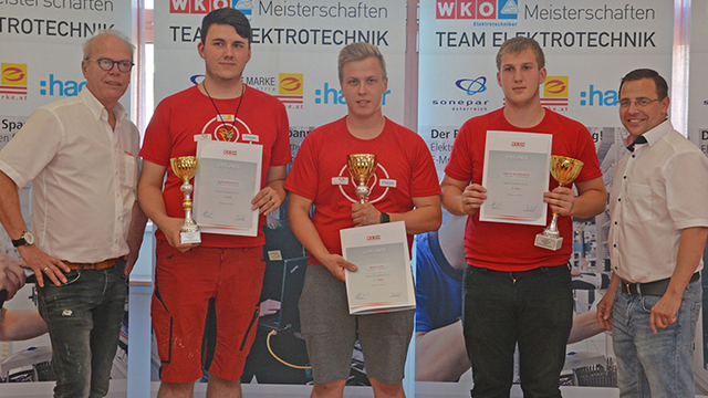 Franz Reichart (Wirtschaftskammer Burgenland), Alexander Putz (3. Platz), Denis Ilyes (1. Platz), Niklas Mayerhofer (2. Platz) und Landesinnungsmeister Andreas Wirth (v.l.) bei der Landesmeisterschaft der Elektrotechnik-Lehrlinge.