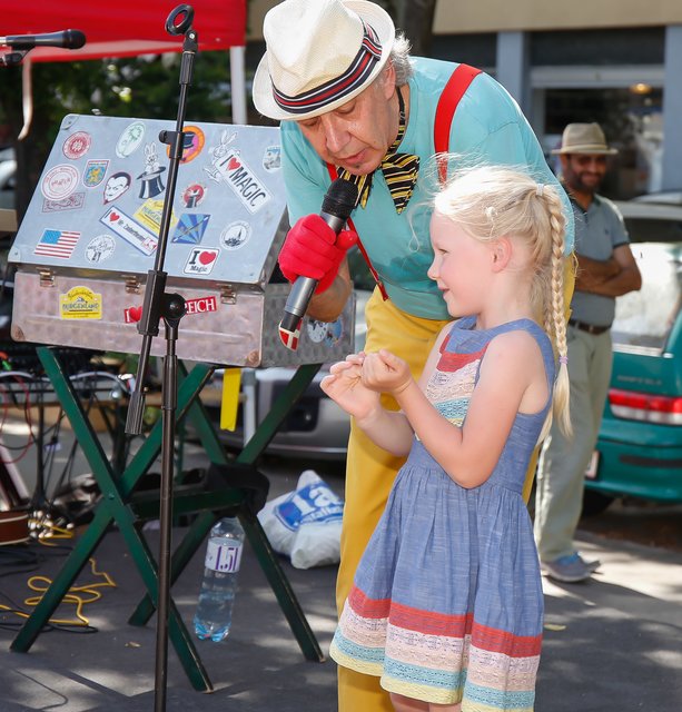 Lachen und Mitmachen war beim Kinder-Zauberer Slotini vom Leopoldstädter Circus- und Clownmuseum angesagt | Foto: Foto Fally