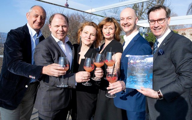 Alles Schlossbergball: Ingo Reinhardt (2. v. r.) mit den Partnern des Balls Wolfgang Hülbig, Bernhard Rinner, Mignon Ritter, Patricia Stieder-Zebedin und Klaus Weikhard (v. l.) | Foto: Marija Kanizaj