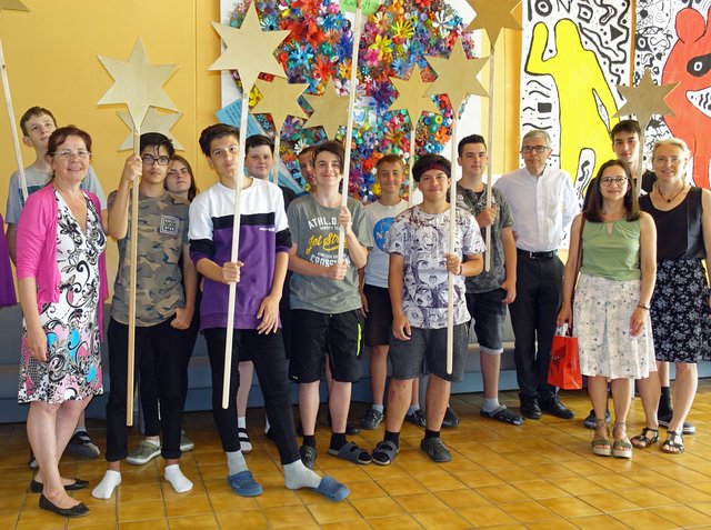 Übergabe der neuen Leitsterne an der SWT Mödling:
Direktorin Sabine Schibl, SchülerInnen der Fachgruppe Holz/Bau, Pfarrer Richard Posch, Michaela Skorjanz, Religionslehrerin Ulrike Ebner