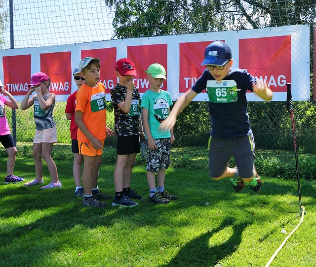 Ein weiter Satz beim Standweitsprung | Foto: ASVÖ Tirol