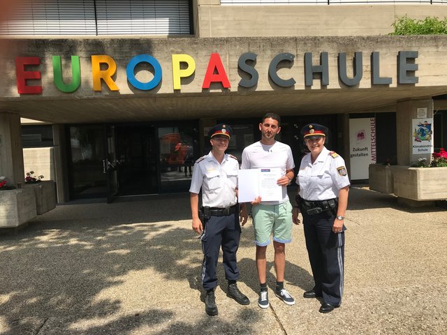Schulwart hilft, Fahrraddiebe zu verhaften.