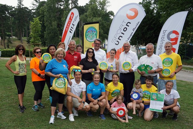 Eisenstadts Bürgermeister Thomas Steiner eröffnete im Schlosspark gemeinsam mit Vertretern der drei Sportdachverbände, um die Präsidenten Robert Zsifkovits (ASVÖ), Alfred Kollar (ASKÖ) und Karin Ofner (Sportunion), die burgenländische "Bewegt im Park" Saison.