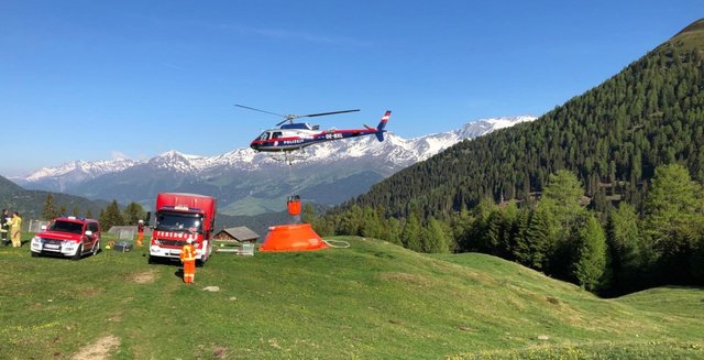 Der Flugdienst der Feuerwehr Landeck bekämpft gemeinsam mit der Feuerwehr Nauders und dem Polizeihubschrauber Libelle das sehr hartnäckige Bodenfeuer.