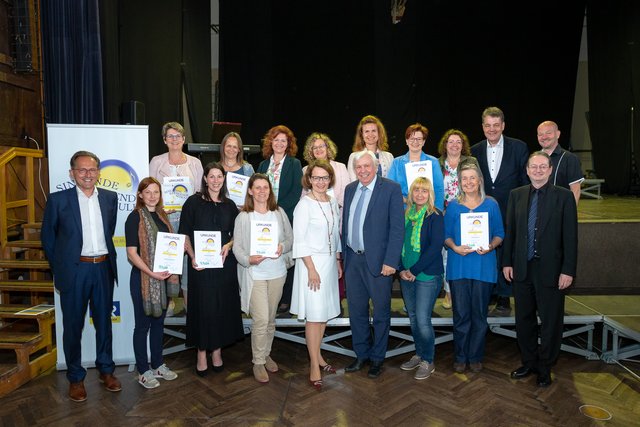 Direktor Ernst Pokorny (hinten 2. vr.) und Günther Mohaupt (hinten rechts) erhielten von Landesrätin Christiane Teschl-Hofmeister (vorne Mitte) die Auszeichnung "Singende klingende Schule Niederösterreich - Das Gütesiegel für vokales Musizieren 2019"  | Foto: ZVg