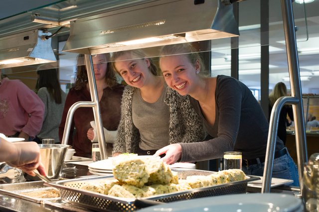 Frisch gekochte Gerichte aus regionalen sowie teils bio-zertifizierten Zutaten stehen an der HBLA Elmberg täglich auf dem Speiseplan.  | Foto: C. Haslinger | HBLA Elmberg