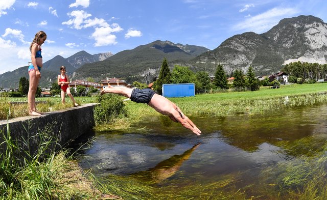 Gewagter Köpfler in den Grundwassersee. | Foto: zeitungsfoto.at