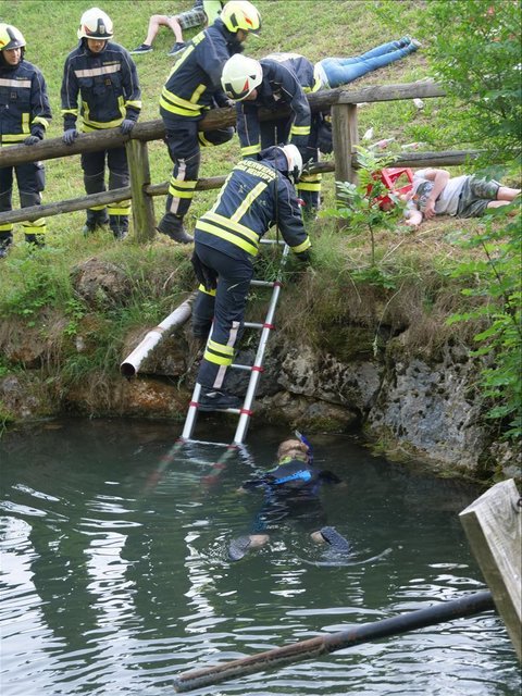 Das Abschnittsfeuerwehrkommando Weyer & das Rote Kreuzes Steyr-Stadt machten in einer groß angelegten Übung gemeinsame Sache.