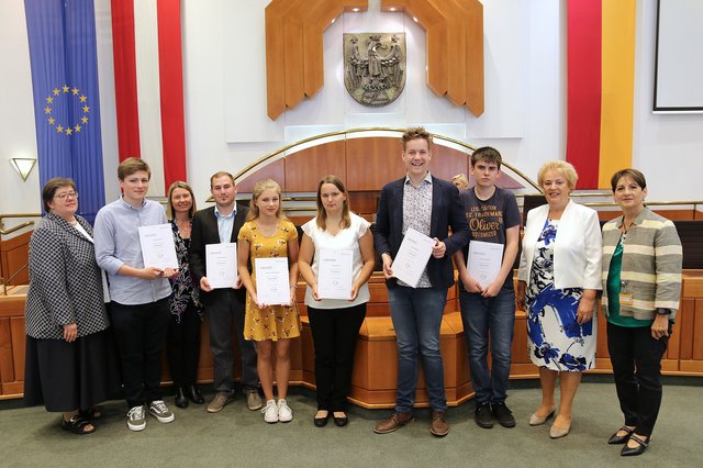 Siegerehrung: PH-Vizerektorin Inge Strobl-Zuchtriegl, Stephan Kern (BG/BRG/BORG Oberschützen), PH-Rektorin Sabine Weisz, Markus Schranz, (BS Eisenstadt), Rebekka Reithmeier (Wimmer Gymnasium Oberschützen), Lisa Kübler (BHAS Oberpullendorf), Martin Rudolf (BHAK Oberwart), Justin Lackner (NMS Markt Allhau), LTPräs.in Verena Dunst, LSI Helene Schütz-Fatalin  | Foto: Landesmedienservice/Siess