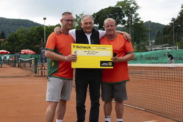 Durfte die Spende entgegennehmen: Walter Hiesel (Mitte) | Foto: Karl Prix