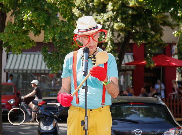 Lachen und Mitmachen war beim Kinder-Zauberer Slotini vom Leopoldstädter Circus- und Clownmuseum angesagt | Foto: Foto Fally