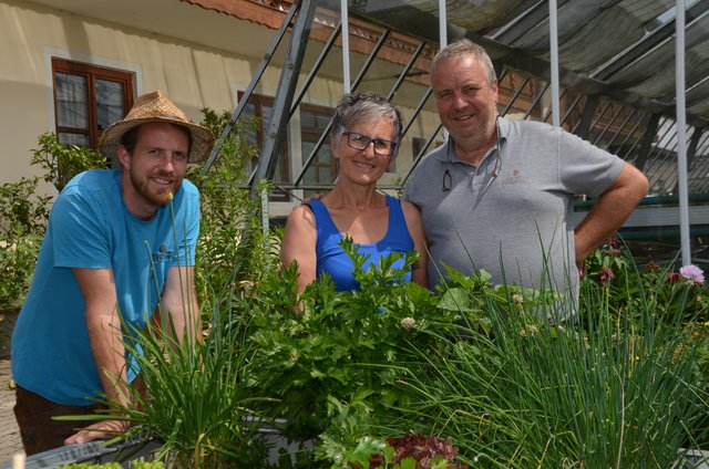 Simon, Anni und Michael Wedenig führen ihre Naturgärtnerei als Familienbetrieb