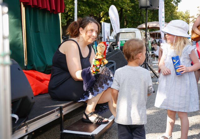Für einen Angriff auf die Lachmuskeln sorgten etwa die Puppenbühne von Carmen Horn mit dem Dolomitenkasperl. | Foto: Foto Fally
