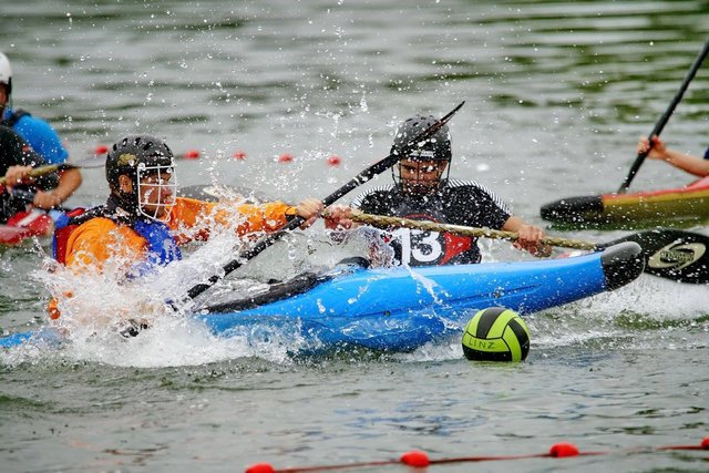 Action wird beim Kanupolo geboten.  | Foto: Schnecke Linz