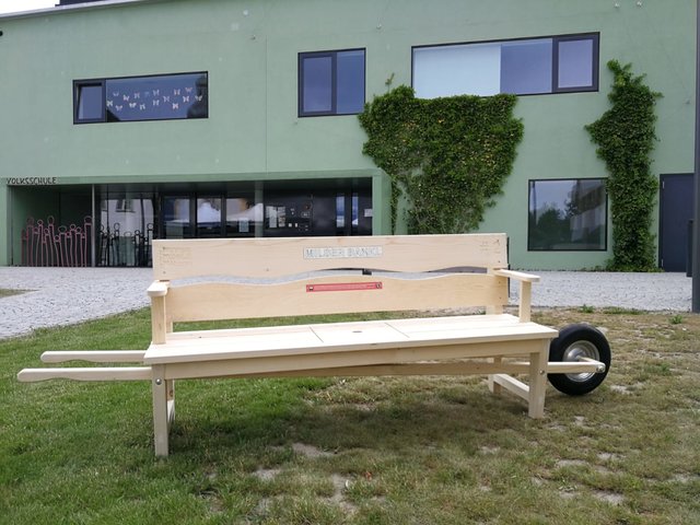 Die Milser Bankln wurden mit tatkräftiger Unterstützung der Schüler und des Lehrpersonals, gemeinsam mit Milser und Milserinnen zusammengebaut.