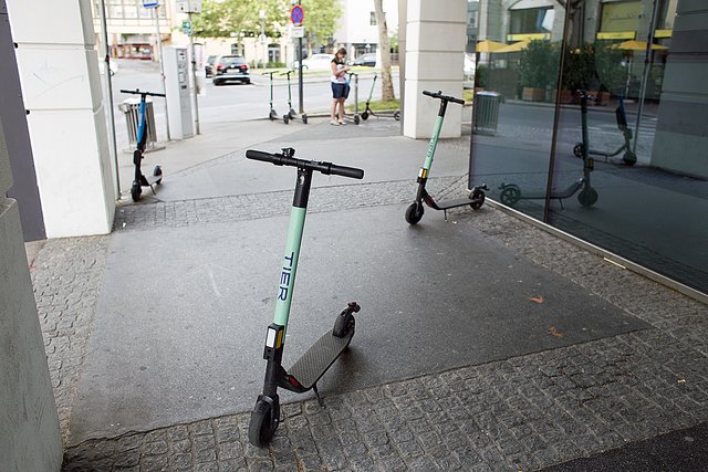 Falsch abgestellte E-Scooter sowie die Einhaltung der  Fahrgeschwindigkeit wird im Sommer kontrolliert. | Foto: Roland Pössenbacher