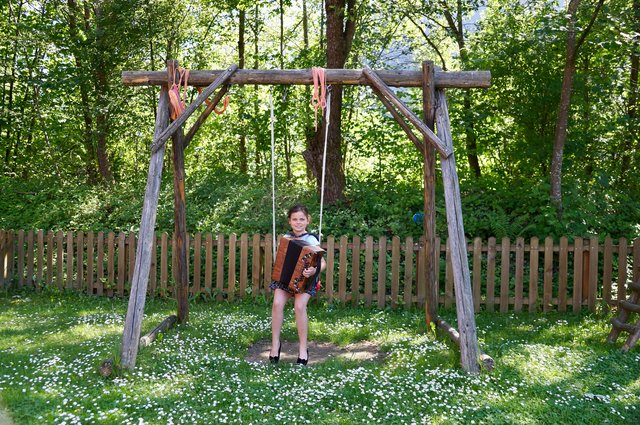 Wenn Kathi Kristandl nicht gerade auf ihrer Steirischen Harmonika spielt, mag sie "normale" Sachen, wie rutschen, schaukeln und mit den Nachbarskindern spielen.