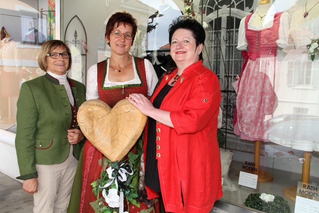 Im Kleiderhaus von Grete Rath, hier mit den Mitarbeiterinnen Anneliese Tacer und Ingeborg Winkler (v.r.), bekommt man Lust auf Tracht. | Foto: Josef Fürbass
