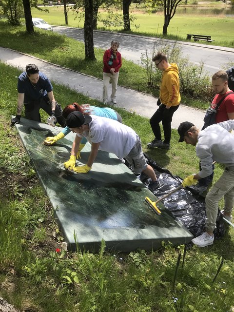 Steinmetz-Schüler der HTL Hallein konnten die Gedenksteinreinigung in Goldegg nach den Beschmierungen im September 2018 jetzt erfolgreich abschließen.