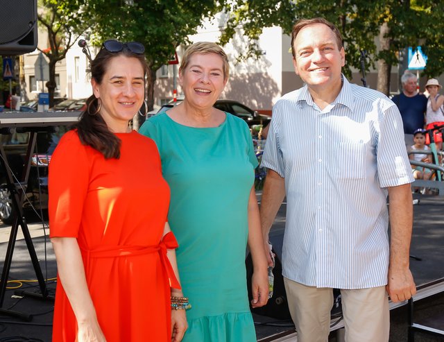 Auch Bezirksvorsteherin Uschi Lichtenegger (Grüne, Mitte) und Gerhard Fally (rechts), Obmann des Einkaufsstaßenvereins Lebensviertel Stuwerviertel, waren am Vorgartenmarkt.  | Foto: Foto Fally