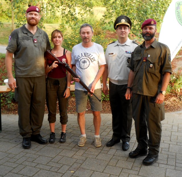 Foto 4: Rüdiger Gruber, Danielle Valkyrie, Wolfgang Filzwieser als Gewinner eines Wehrsportgewehres, Hauptpreis gesponsert von der Firma Austria Arms Ing. Fritsch Trade GmbH aus Deutsch Wagram, Verteidigungsattaché Andriy Tkachuk, Major Dominik Scholz