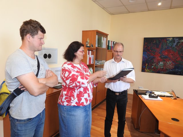 Fordern mehr Mitspracherecht: Martin Holzer und Stephanie Kabon überreichten Bgm. Helmut Weber (r.) die Unterschriften. | Foto: KK