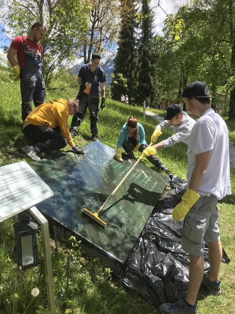 Steinmetz-Schüler der HTL Hallein konnten die Gedenksteinreinigung in Goldegg nach den Beschmierungen im September 2018 jetzt erfolgreich abschließen.