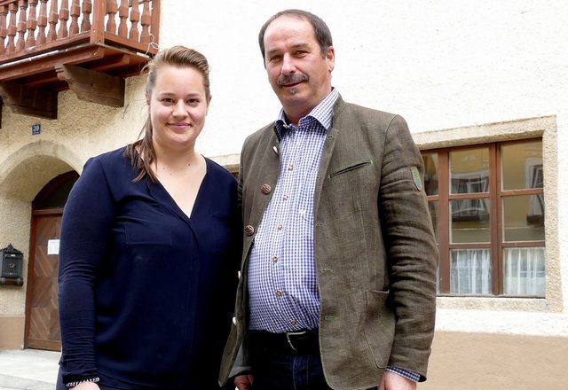Amtsleiterin Heidelinde Höllwart mit Bürgermeister Johann Gassner.
