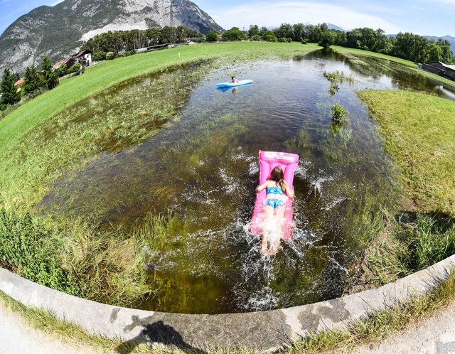 Der hochwasserführende Inn in der Vorwoche hatte auch seine guten Seiten: Die Kinder hatten bei der hochsommerlichen Hitze an diesen Tagen große Freude mit dem "Grundwasser-See" in den Zirler Auen. Mit Luftmatratze und einem gewagten Köpfler stand dem Vergnügen nichts mehr im Weg.