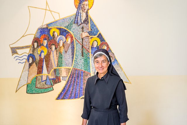 Patronin: Sr. Andrea Eberhart vor dem Mosaik der heiligen Ursula | Foto: Foto Jörgler