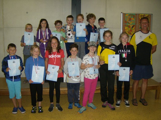 Die erfolgreichen NachwuchsathletInnen der Schwimmunion Osttirol: hinten v.l. Matthias Tabernig, Pia Guggenberger, Mathias Payer, Simon Guggenberger Felix Ortner-Trebo, Nicolas Stemberger, Tobias Schneider, vorne v.l. Leon Prinster, Marlena Radziwon, Lena Panzl, Emanuel Payer, Eva Mußhauser, Schirin Inderster, Sophia Radziwon und Trainer Josef Mair | Foto: SUOT