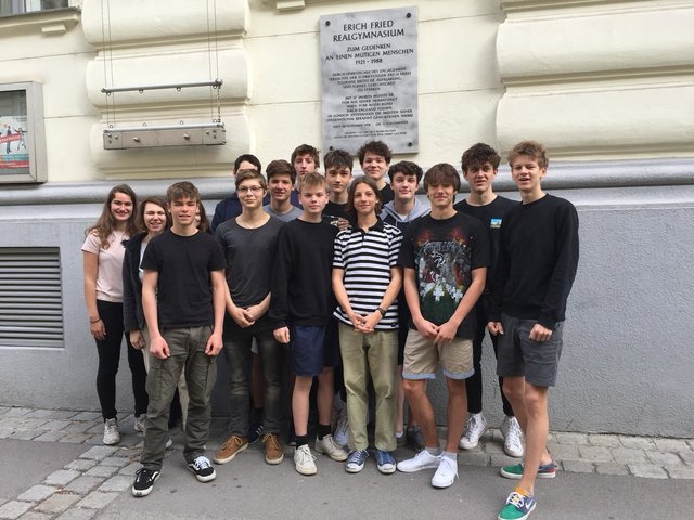 Die Schüler der 6C des Erich-Fried-Realgymnasiums organisierten und fertigten die Gedenktafel für den berühmten Alsergrunder.  | Foto: Urbanek