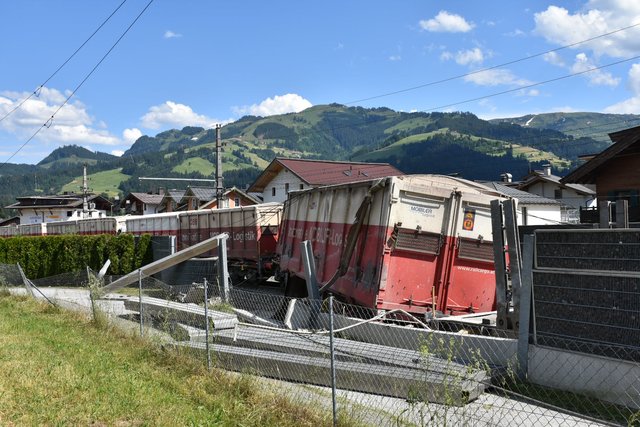 Für die Reisenden wird ein Schienenersatzverkehr mit Bussen zwischen Wörgl und Saalfelden eingerichtet, melden die ÖBB.