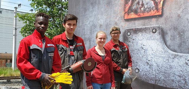 Die vier aktuellen Oberhofer-Lehrlinge: Bubacarr Fatty, Pawel Kaminski, Elisabeth Sommerer (Technische Zeichnerin) und Christian Pfannhauser.